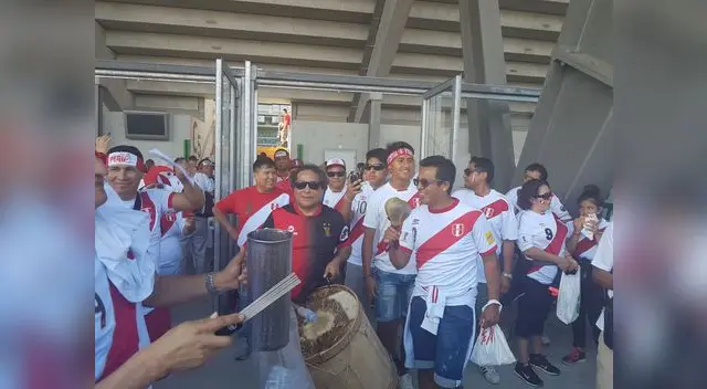 hinchas causan furor en las afuera del Estadio Kybun Park. Fuente: Andina
