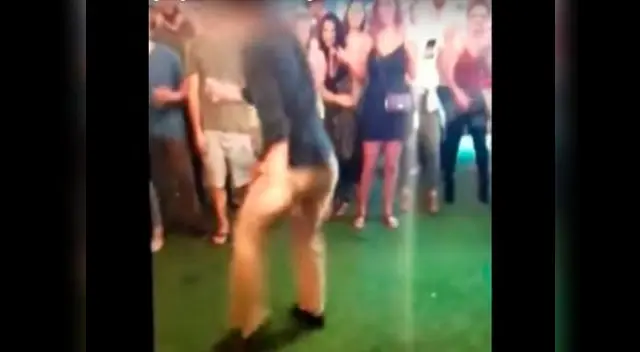 Agente del FBI balea a una persona en un bar Agente del FBI balea a una persona en un bar