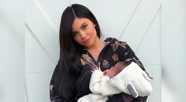 Kylie Jenner lleva a Stormi en lujoso portabebés Kylie Jenner lleva a Stormi en lujoso portabebés