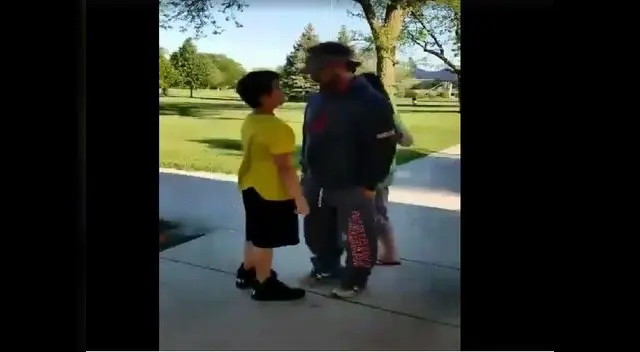 Un niño se enfrentó al adulto en parque Un niño se enfrentó al adulto en parque