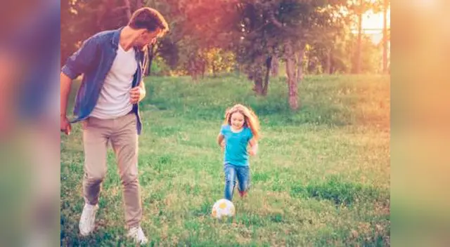 Ahora que todos vivimos la fiebre del mundial, no hay mejor idea para sudar con tus pequeños que haciendo lo que les apasiona Ahora que todos vivimos la fiebre del mundial, no hay mejor idea para sudar con tus pequeños que haciendo lo que les apasiona