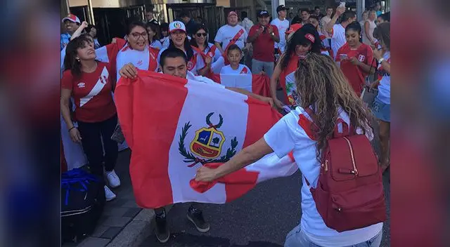 Hinchas arman la fiesta por la selección peruana