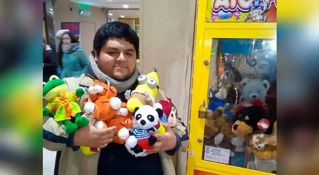 Joven Reveló insólito "truco" para sacar peluches de las máquinas  