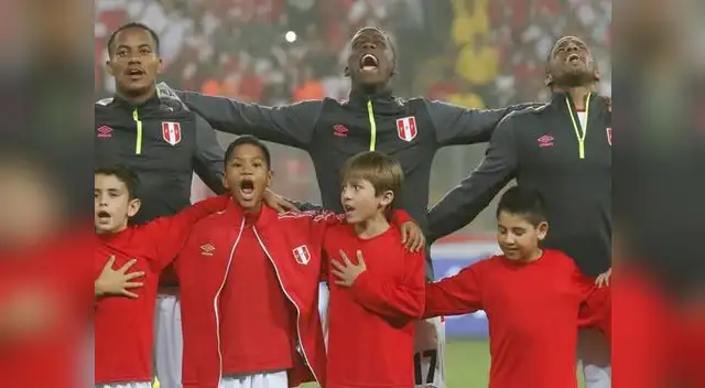 El emotivo himno del Perú cantando por la selección peruana en su último amistoso / Foto: EFE