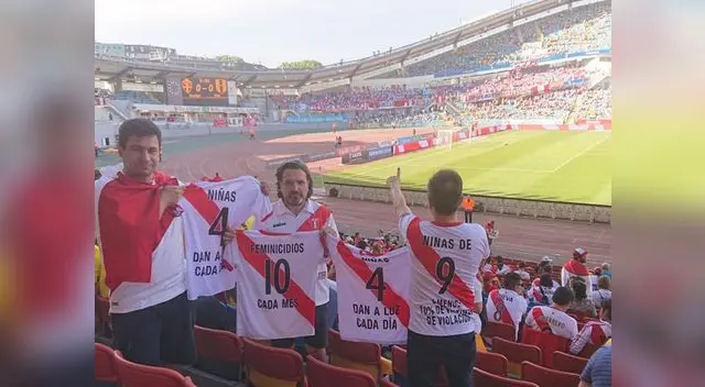 Hinchas peruanos se muestran en contra de la violencia de género 