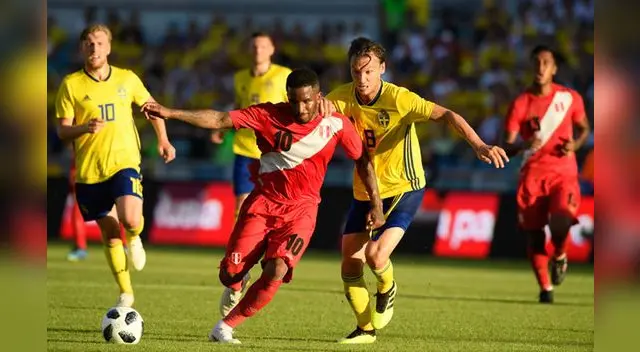 El técnico Gareca dejó en el banco a Flores y colocó a Farfán para hacer pareja con Guerrero. FOTO: EFE El técnico Gareca dejó en el banco a Flores y colocó a Farfán para hacer pareja con Guerrero. FOTO: EFE