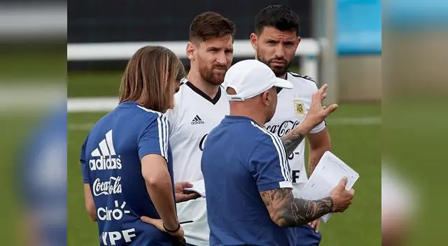 Messi recibe indicaciones de Sampaoli Messi recibe indicaciones de Sampaoli