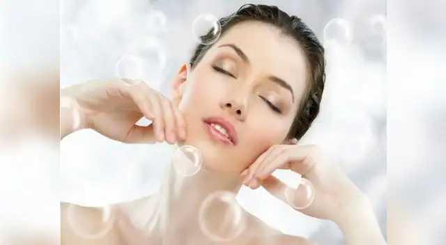 La belleza viene desde el interior, por ello procura tomar dos litros de agua al día