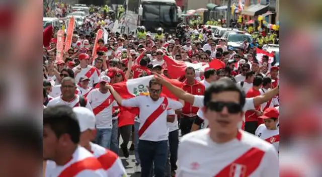 Hinchas peruanos toman Moscú y realizan emotivo banderazo Hinchas peruanos toman Moscú y realizan emotivo banderazo
