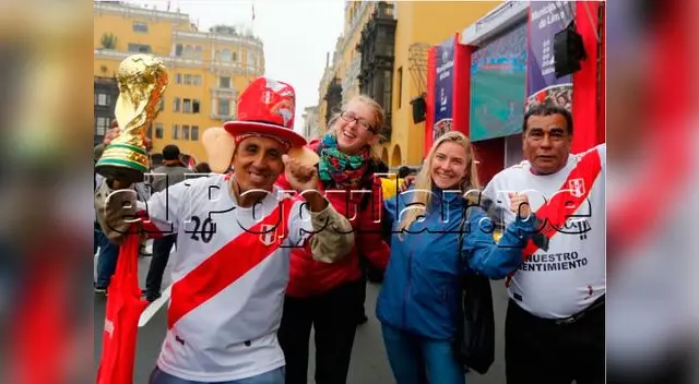Hinchas rusas en Lima festejaron el trIunfo de su selección en Moscú