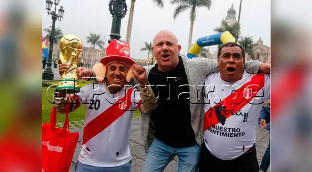 Serguei el Oso Ruso celebra con dos peruanos en la Plaza de Armas