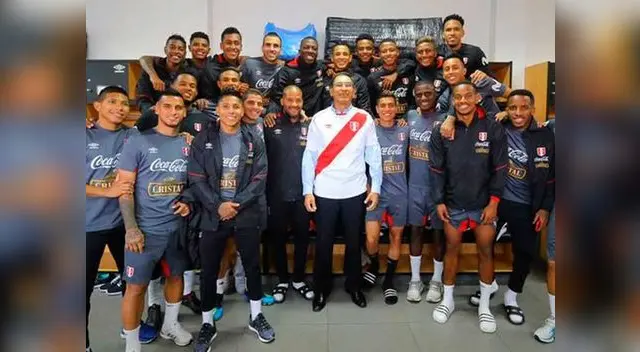 Martín Vizcarra muestra su apoyo a la selección peruana