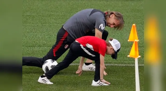 Ricardo Gareca es sorprendido con visita de su nieto 