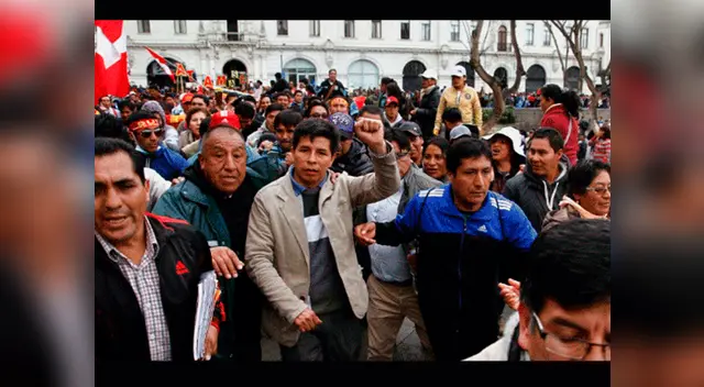 Maestros liderados por el dirigente Pedro Castillo salieron a las calles Maestros liderados por el dirigente Pedro Castillo salieron a las calles