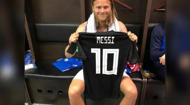Bjarnason luce la camiseta de Messi Bjarnason luce la camiseta de Messi