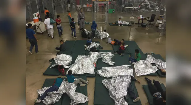 Enjaulados como animales, duermen en colchonetas en el piso miles de niños en Estados Unidos Enjaulados como animales, duermen en colchonetas en el piso miles de niños en Estados Unidos