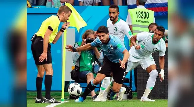 Luis Suárez llegó a los 100 partidos con la celeste y batió el record de marcar en tres Mundiales seguidos. FOTO: EFE Luis Suárez llegó a los 100 partidos con la celeste y batió el record de marcar en tres Mundiales seguidos. FOTO: EFE
