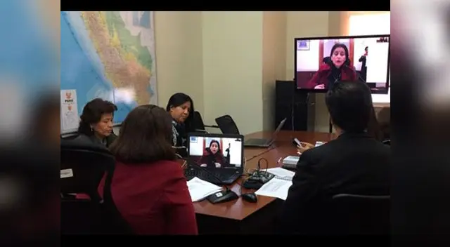 La viceministra María del Carmen Calle en plena reunión de coordinación