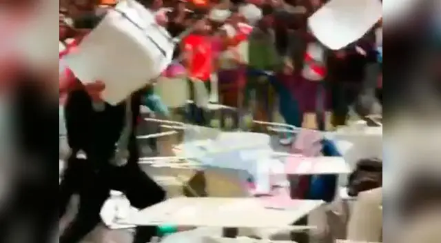 Hinchas generan disturbios en conocido centro comercial tras eliminación de la 'Bicolor' Hinchas generan disturbios en conocido centro comercial tras eliminación de la 'Bicolor'