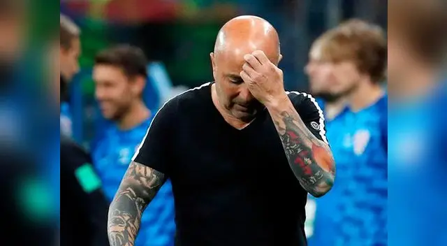 Jorge Sampaoli es agredido por hinchas argentinos. EFE