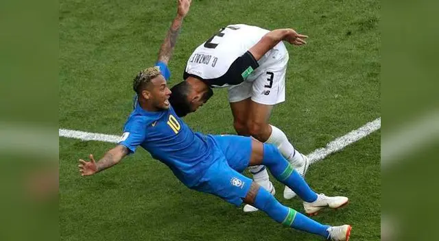 VAR anuló un penal a Neymar que el árbitro cobró