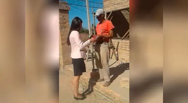 joven sorprende a su padre albañil con título universitario