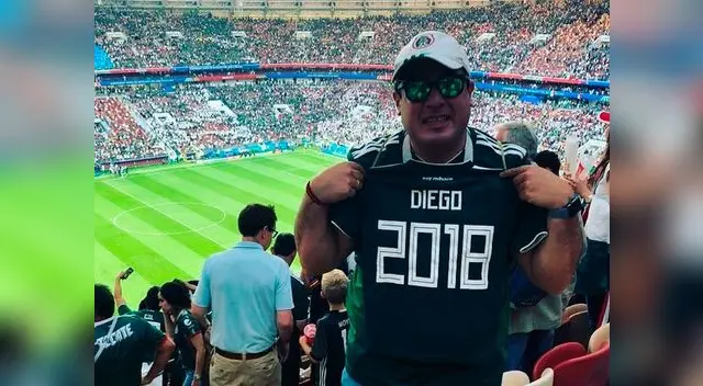 Mexicano Gilberto Martínez con la camiseta de su hijo en Rusia 2018
