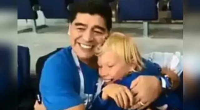 Maradona junto a su pequeño admirador Maradona junto a su pequeño admirador