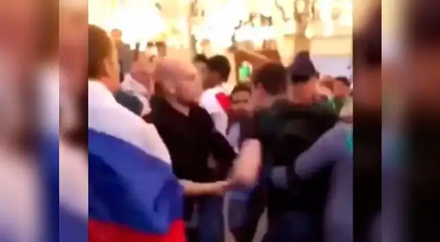 Mexicano detiene pelea entre rusos tras gritar 'tranquilovsky'