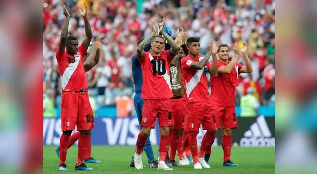 Selección peruana celebrando después del partido. Fuente: Twitter Oficial