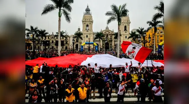 Hinchas blanquirrojos se volcaron con banderas al Jirón de la Unión