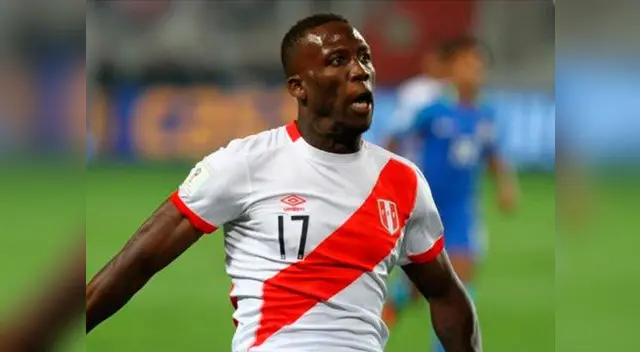 Luis Advíncula molesto con caracterización de la PNP