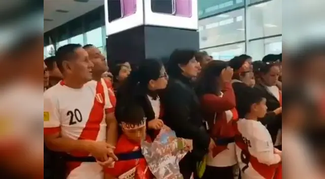 Hinchas esperan desde hace horas de la selección peruana 