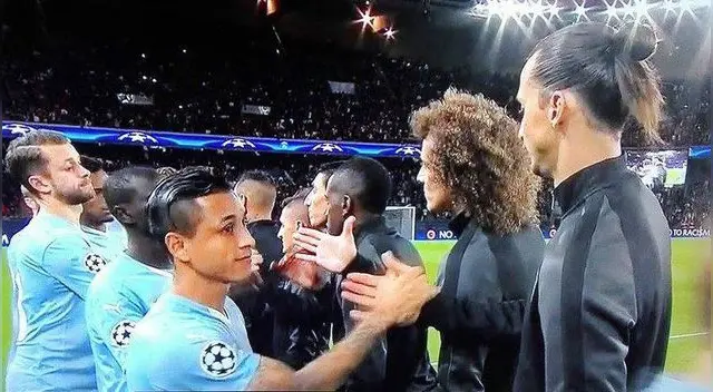 Saludo de Yotún cuando estaba en Mallmo con Zlatan (PSG)