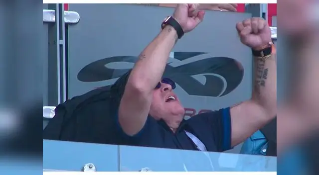 Maradona un poco más controlado en las tribunas