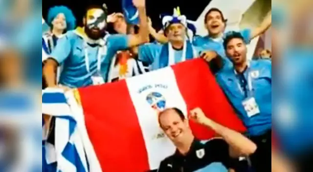Uruguay festejó su victoria con bandera peruana en Rusia 2018 Uruguay festejó su victoria con bandera peruana en Rusia 2018