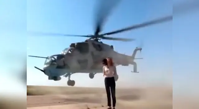 Reportera casi es decapitada por un helicóptero cuando transmitía la presentación del Ejército de Azerbaiyán