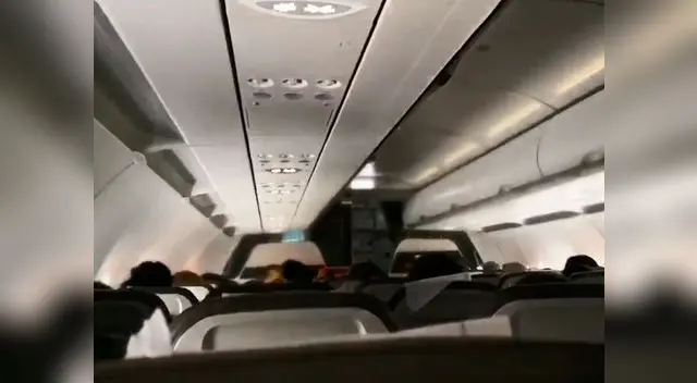 Los pasajeros de un avión reaccionaron así tras enterarse de la eliminación de Argentina 