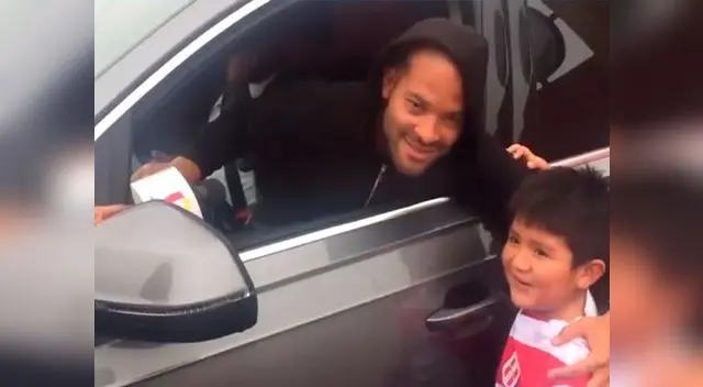 Alberto Rodríguez y su tierno encuentro con un pequeño hincha Alberto Rodríguez y su tierno encuentro con un pequeño hincha