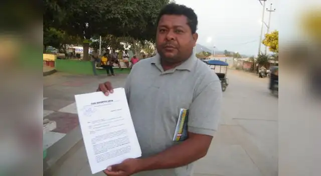 Juan Ruiz presidente del Caysa con documento en mano por reclamo presentado ante Juan Aurich