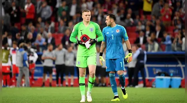 Jordan  Pickford  trata de tapar el tomatodo con las indicaciones y no lo vea Ospina