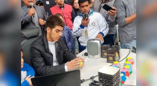 Peruano batió Récord Guinnes en armado de Rubik 