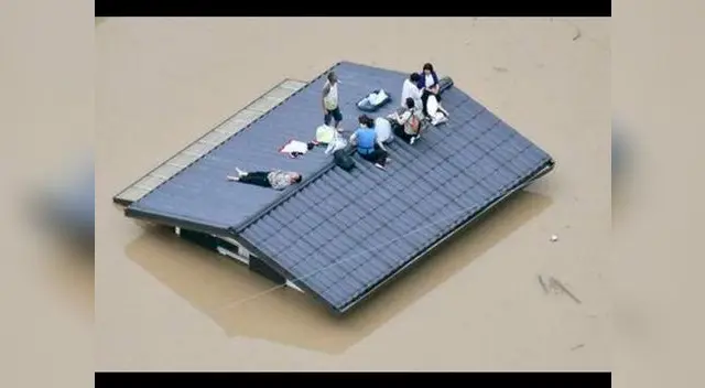 Gente en los techos de sus casas por lluvias torrenciales en Japón Gente en los techos de sus casas por lluvias torrenciales en Japón