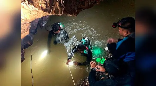 Se rescataron 6 de los 12 niños atrapados en cueva de Tailandia