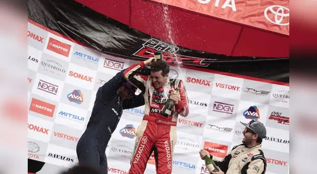 Luis Mendoza jr. es bañado por su colega tras ganar la etapa Luis Mendoza jr. es bañado por su colega tras ganar la etapa