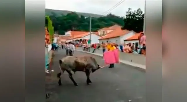 Graban a sujeto toreando con su hija en brazos y despierta la indignación de los cibernautas Graban a sujeto toreando con su hija en brazos y despierta la indignación de los cibernautas