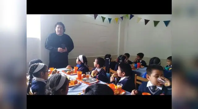 Gastón Acurio llegó a Ventanilla y se reunió con niños de un colegio Gastón Acurio llegó a Ventanilla y se reunió con niños de un colegio