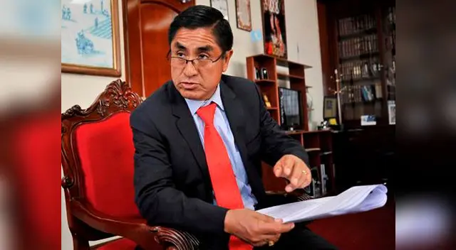 El juez supremo César Hinostroza se aferra a su cargo en el Poder Judicial El juez supremo César Hinostroza se aferra a su cargo en el Poder Judicial