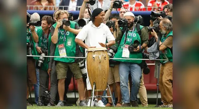 Ronaldinho se lució tocando el tambor en Rusia 2018 (Francisco Seco - AP)