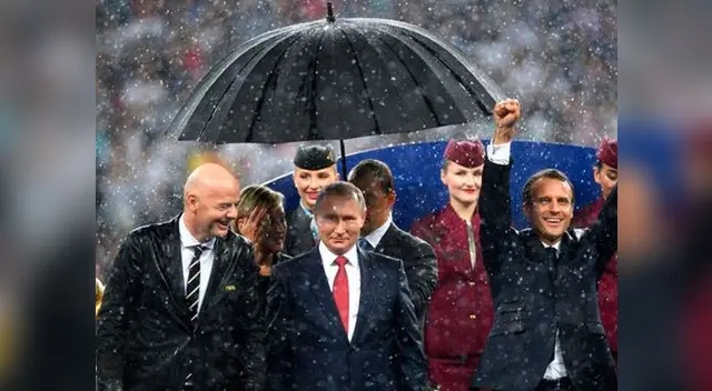 Vladimir Putin fue resguardado ante la intensa lluvia que cayó sobre Moscú